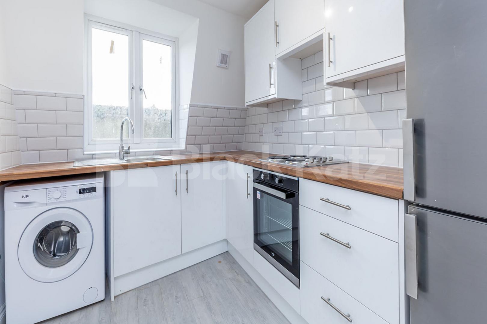 Superb top floor 1 bedroom property with a study  Foulden Road , Stoke Newington 